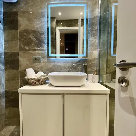 Adriatic Treasure Apt, Luxury & Beachfront - By Beta Premium Apartamento Golem (Tirana)