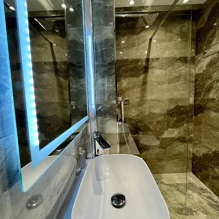 Adriatic Treasure Apt, Luxury & Beachfront - By Beta Premium גולם